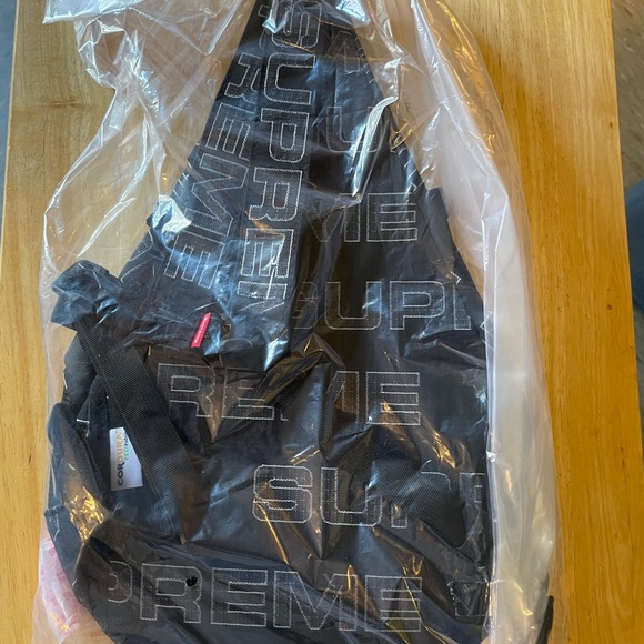 Supreme sling bag - Picture 2 of 3